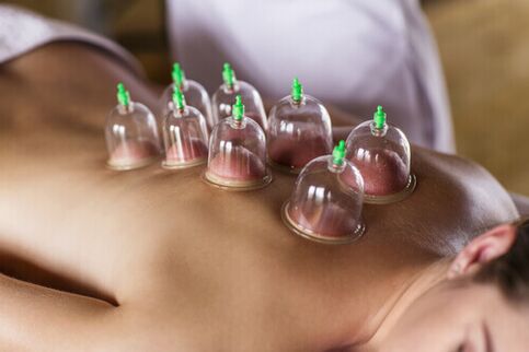 Die Vakuummassage ist eine wirksame Methode zur Behandlung von Osteochondrose zu Hause.