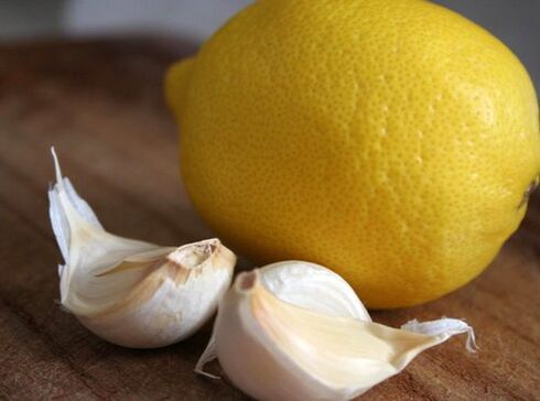 Ein beliebtes Hausmittel gegen Osteochondrose sind Knoblauch und Zitrone.